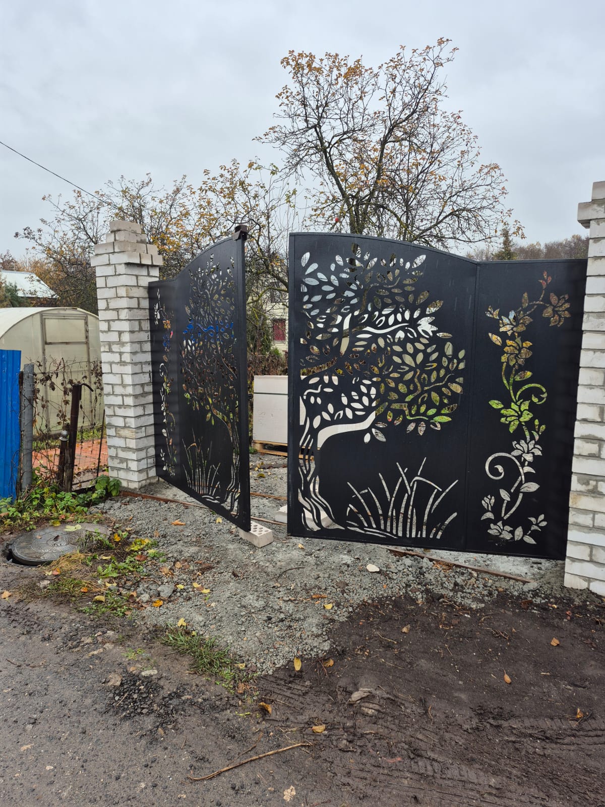 Художественные ворота Молитвенного сада